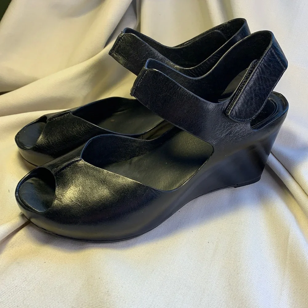 Johnston & Murphy almost NEW leather wedge peeptoe